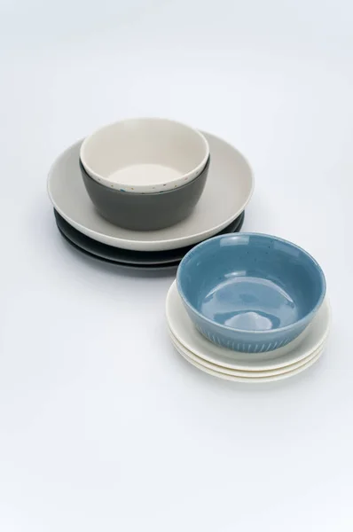 一套彩色陶瓷碗和盘子放在有复制空间的白色台面上 — 图库照片