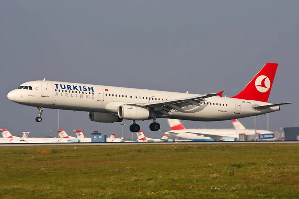 Vienna Austria Oct 2012 Turkish Airlines Airbus A321 Landing Vienna — Stock Photo, Image