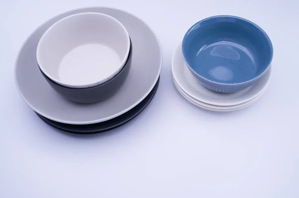 Σετ Πολύχρωμων Κεραμικών Μπολ Και Πιάτα Λευκό Τραπέζι Χώρο Αντιγραφής — Φωτογραφία Αρχείου