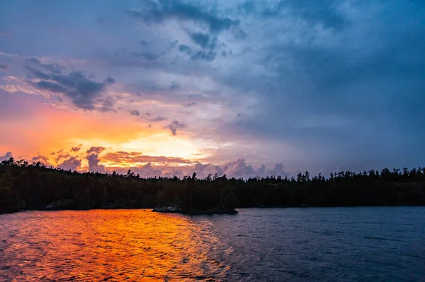 カナダのオンタリオ州で美しい夕日の間の森の湖の風景 — ストック写真