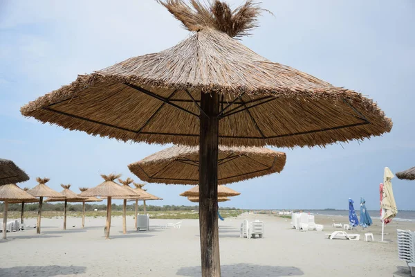 Знімок Парасольки Пляжі Під Блакитним Небом Сонячний День Румунії — стокове фото