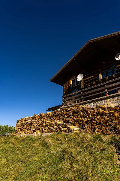 山の中の家の垂直ショット — ストック写真