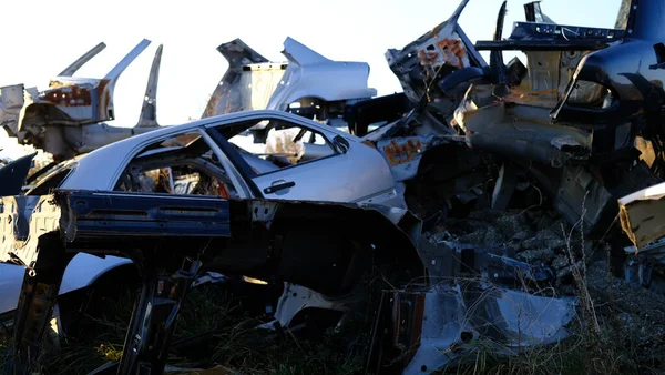 Uma Pilha Carros Destruídos Corpos Automóveis — Fotografia de Stock