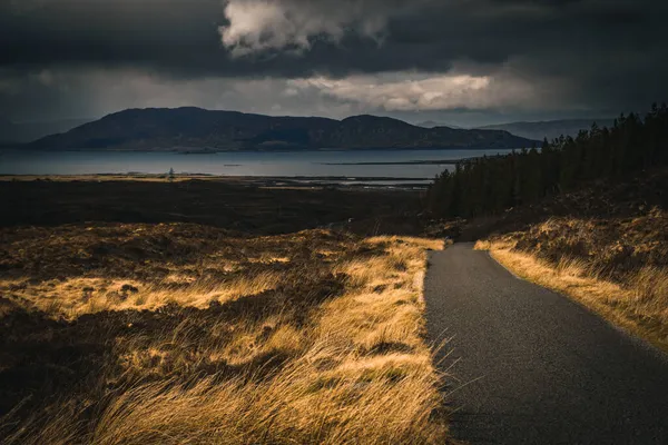 Una Hermosa Vista Carretera Rural Que Conduce Isla Skye Escocia —  Fotos de Stock