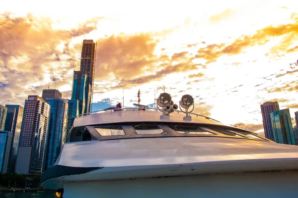 Eine Luxuriöse Jacht Und Gebäude Unter Einem Wunderschönen Sonnenuntergang — Stockfoto