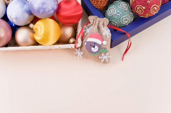 Bolas Decorativas Navidad Multicolores Figuritas Una Caja Madera Azul Con — Foto de Stock