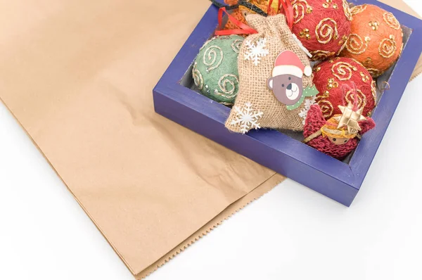 Bolas Decorativas Navidad Multicolores Figuritas Una Caja Madera Azul Con —  Fotos de Stock