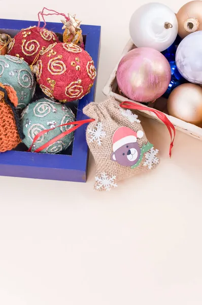 Veelkleurige Kerstballen Beeldjes Een Blauw Houten Doosje Met Spint Voor — Stockfoto