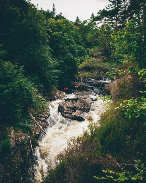 Una Toma Vertical Kayaks Arroyo Cerca Una Cascada Escocia Durante — Foto de Stock