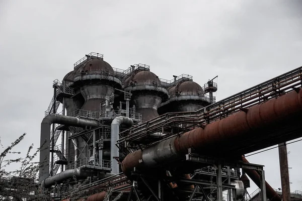 Een Verlaten Fabriek Een Bewolkte Dag — Stockfoto