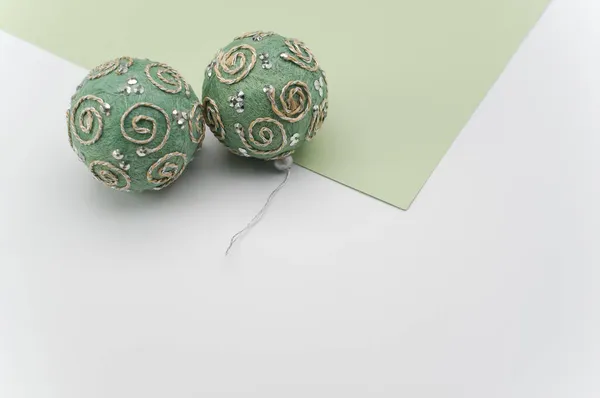 白い緑色の表面にテキストのためのスペースと緑のクリスマスの装飾ボール — ストック写真