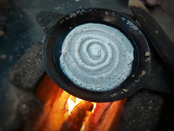 在厨房的火堆上 用平底锅烹调的印度传统面团的特写镜头 — 图库照片