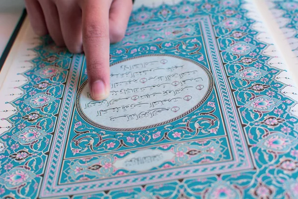 Nahaufnahme Einer Hand Die Auf Den Koran Zeigt — Stockfoto