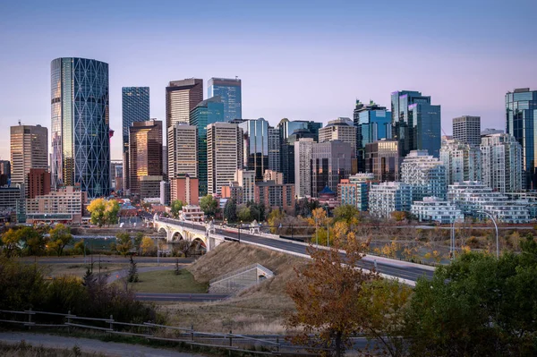 Kilátás Calgary Város Felhőkarcolók Gyönyörű Napfelkelte Háttérben Alberta Kanada — Stock Fotó