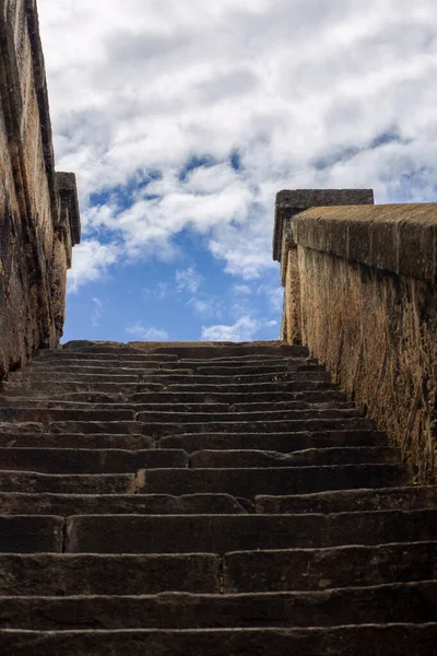 Arka Planda Gökyüzü Olan Taş Bir Merdiven — Stok fotoğraf