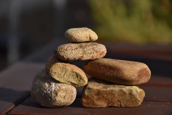 Primer Plano Rocas Una Mesa Madera Aire Libre —  Fotos de Stock