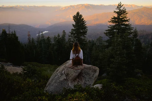 Vue Arrière Une Fille Assise Sur Rocher Dans Parc National — Photo