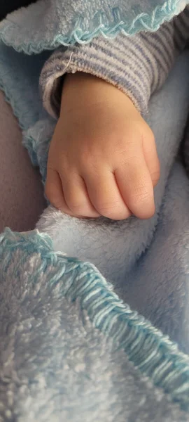 Вертикальный Снимок Руки Новорожденного Мягком Голубом Полотенце — стоковое фото
