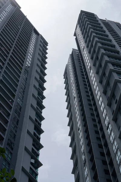 马来西亚吉隆坡Kepong一幢低角摩天大楼的照片 — 图库照片