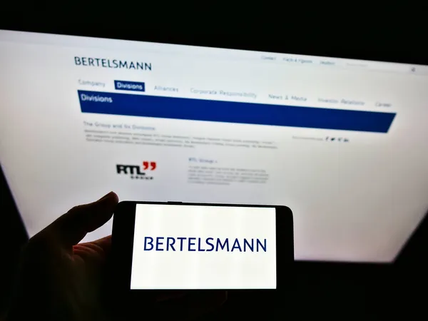 Stuttgart Allemagne Févr 2021 Personne Tenant Smartphone Avec Logo Conglomérat — Photo