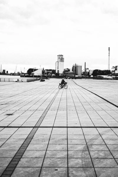 Вертикальная Серая Шкала Человека Велосипеде — стоковое фото