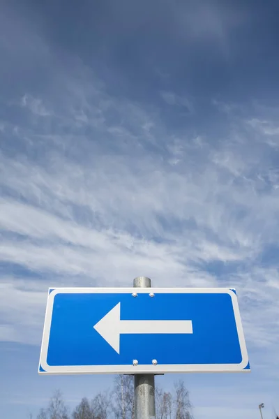 Een Verkeersbord Pijl Wijst Naar Links Tegen Hemel — Stockfoto