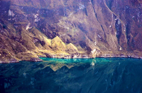 厄瓜多尔安第斯地区一个充满水的火山口湖和西部火山的景观 — 图库照片