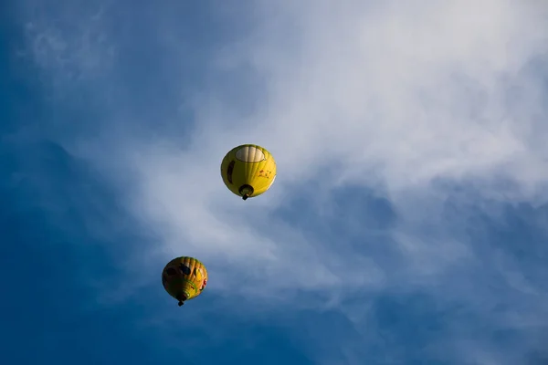 Uma Bela Vista Balões Quente Flutuantes Com Fundo Céu Nublado — Fotografia de Stock