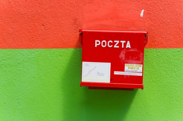 Poznan ポーランド 2021年10月1日 カラフルな壁に赤いポーランドのPocztaメールボックスのクローズアップショット — ストック写真