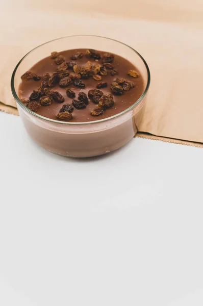Sabroso Budín Cacao Chocolate Con Pasas Parte Superior Tazón Con — Foto de Stock