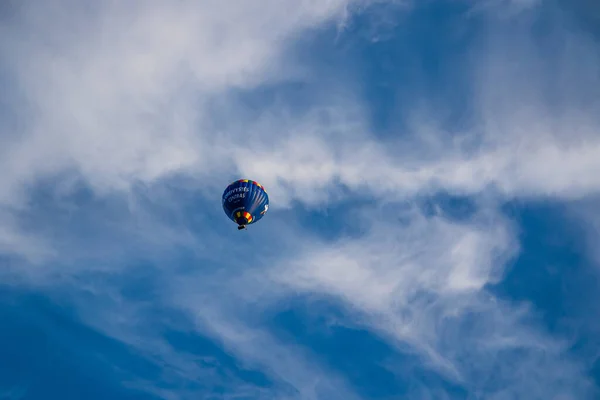 有云彩背景的漂浮热气球的美丽景色 — 图库照片