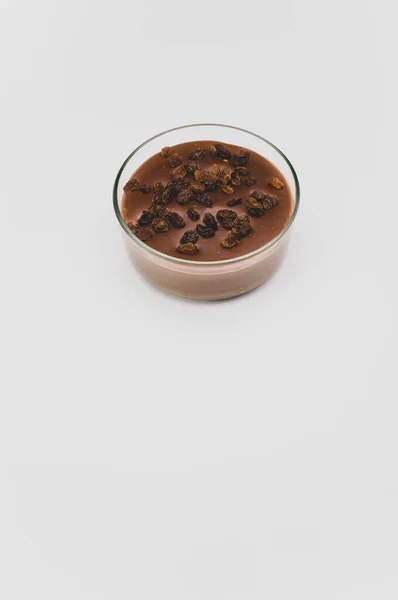 Chutné Kakao Čokoládový Pudink Rozinkami Navrchu Misce Prostorem Pro Text — Stock fotografie