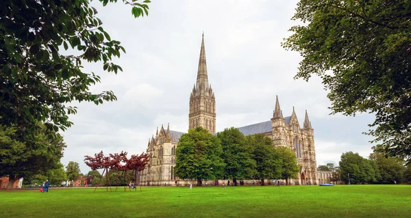 Salisbury Verenigd Koninkrijk Aug 2021 Een Schilderachtig Uitzicht Kathedraal Van — Stockfoto