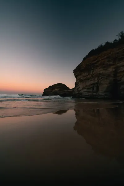 Вертикальний Знімок Скелястого Узбережжя Красивим Фоном Заходу Сонця — стокове фото