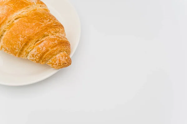 Skott Färska Och Smöriga Croissant Platta Vit Bakgrund Med Textutrymme — Stockfoto