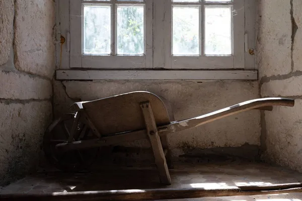 Una Vieja Carretilla Una Habitación Rural Bajo Ventana — Foto de Stock