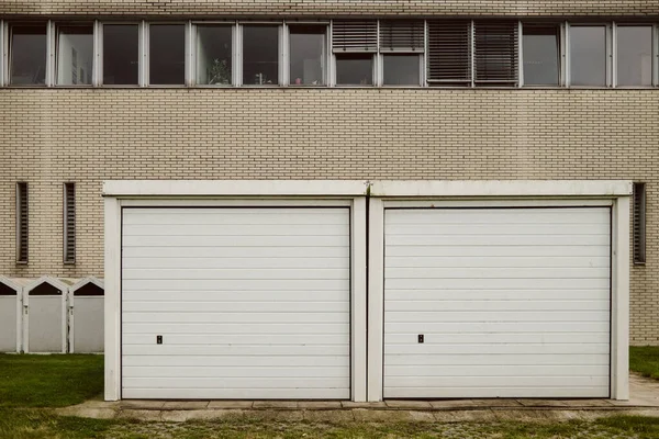 Twee Garages Voor Het Gebouw — Stockfoto