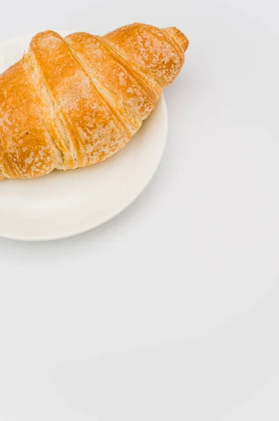 Tiro Croissant Fresco Amanteigado Uma Chapa Fundo Branco Com Espaço — Fotografia de Stock