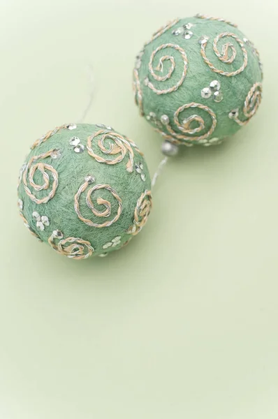 Зелені Різдвяні Декоративні Кульки Соком Тексту Зеленій Поверхні — стокове фото