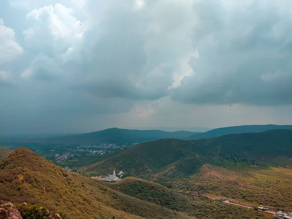 雨の多い暗い雲と美しい山々と丘の美しい景色 — ストック写真