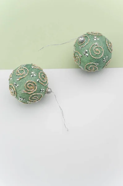 Зелені Різдвяні Декоративні Кульки Соком Тексту Білій Зеленій Поверхні — стокове фото