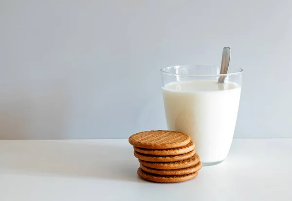 Glas Milch Und Sechs Runde Butterkekse Auf Weißem Hintergrund — Stockfoto