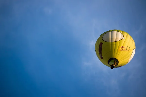 Uma Bela Vista Balão Quente Flutuante Com Fundo Céu Nublado — Fotografia de Stock