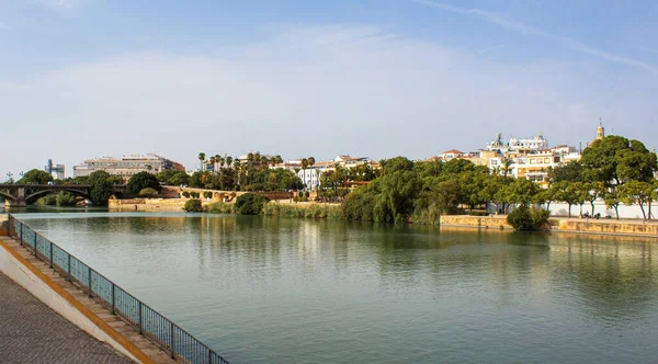 Una Vista Fascinante Río Una Ciudad Detrás Día Soleado — Foto de Stock