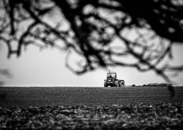 Uma Escala Cinza Trator Arar Campo Agrícola Ucrânia — Fotografia de Stock