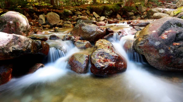 一个充满活力的风景 一条河流流过岩石 暴露了很久 — 图库照片