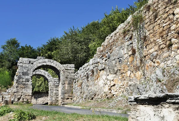 意大利费伦蒂诺古城 卡萨马里港 两道圆拱形拱门 由几块凝块建成 — 图库照片