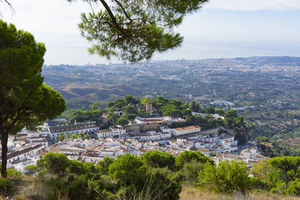 Piękny Widok Miasto Otoczeniu Zielonej Roślinności Mijas Hiszpania — Zdjęcie stockowe