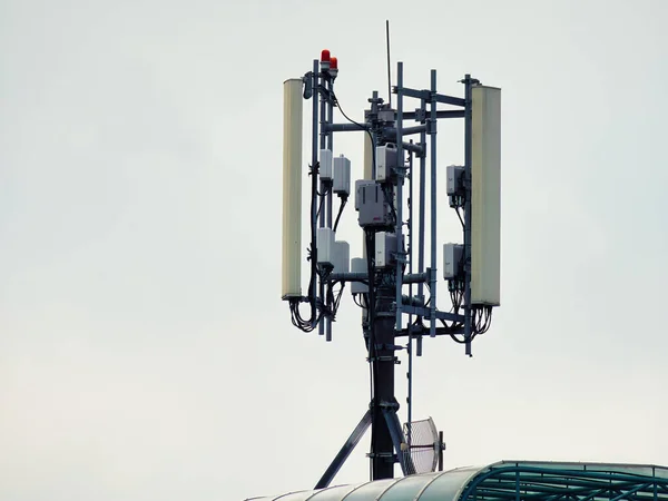 Uma Torre Telecomunicações Contra Céu Nublado — Fotografia de Stock