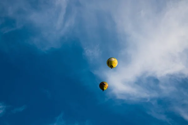 蓝色阴天背景上的黄色气球 — 图库照片